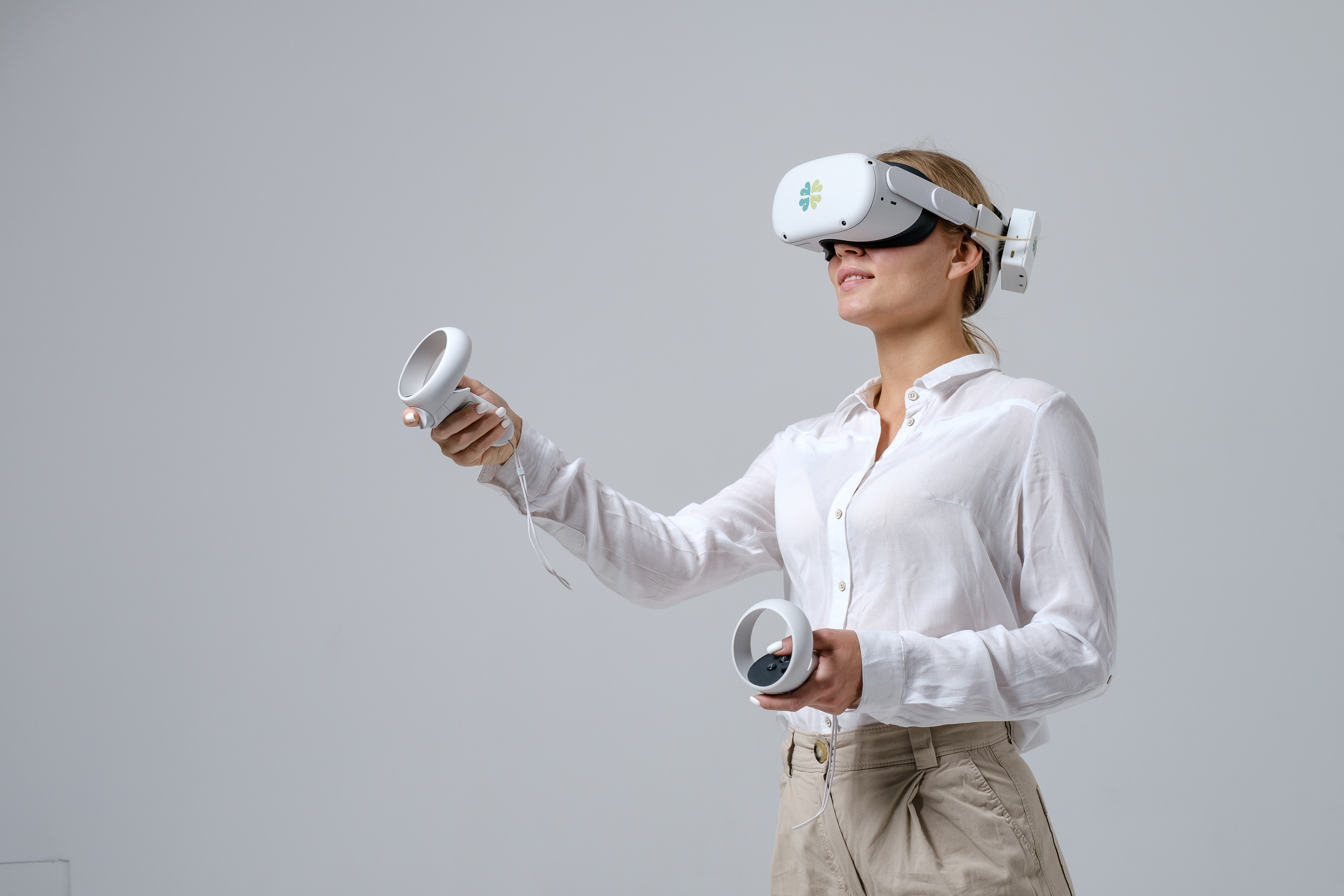 Клиентка в VR-шлеме с контроллерами во время нейродиагностики