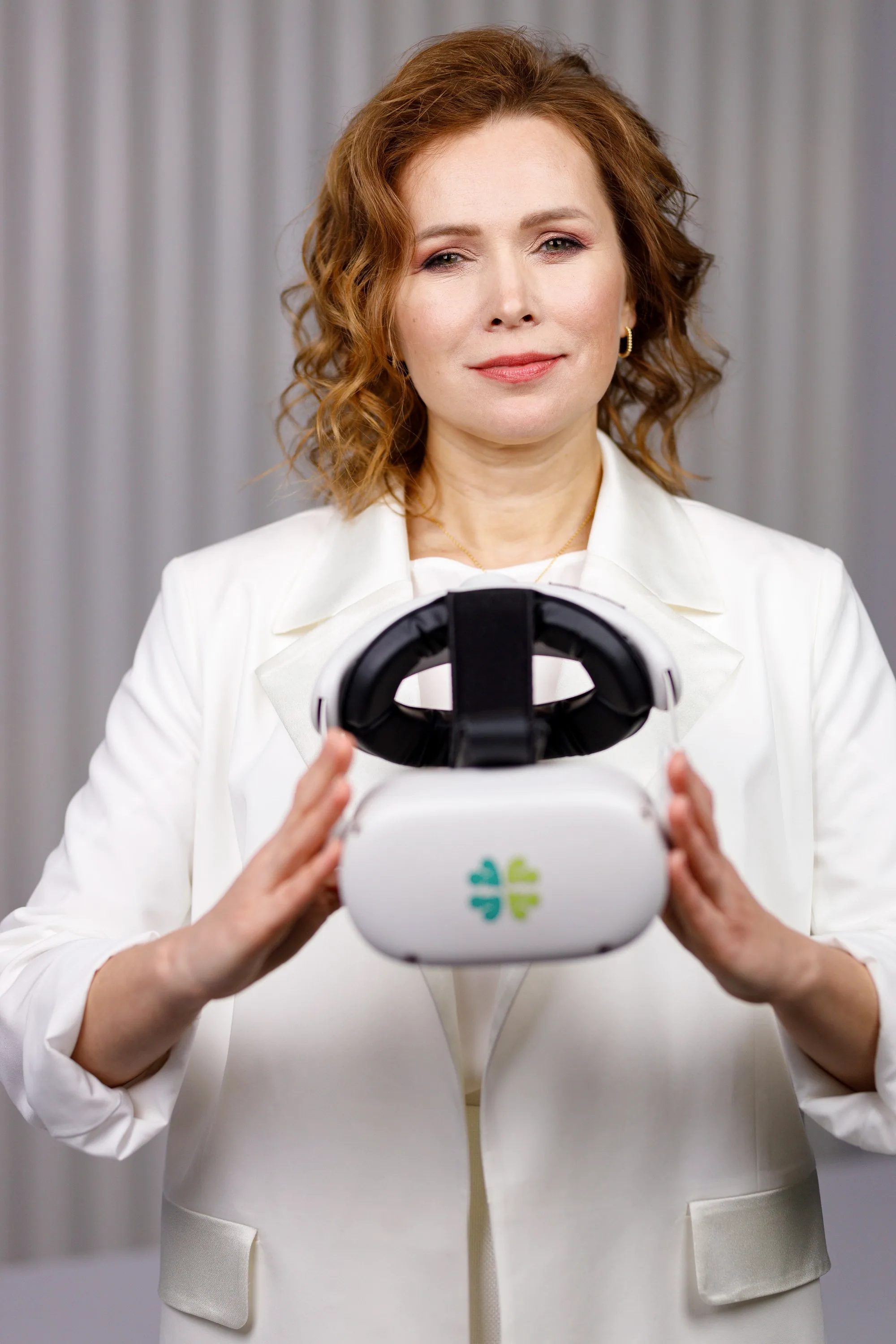 Наталья Навроцкая с VR-оборудованием