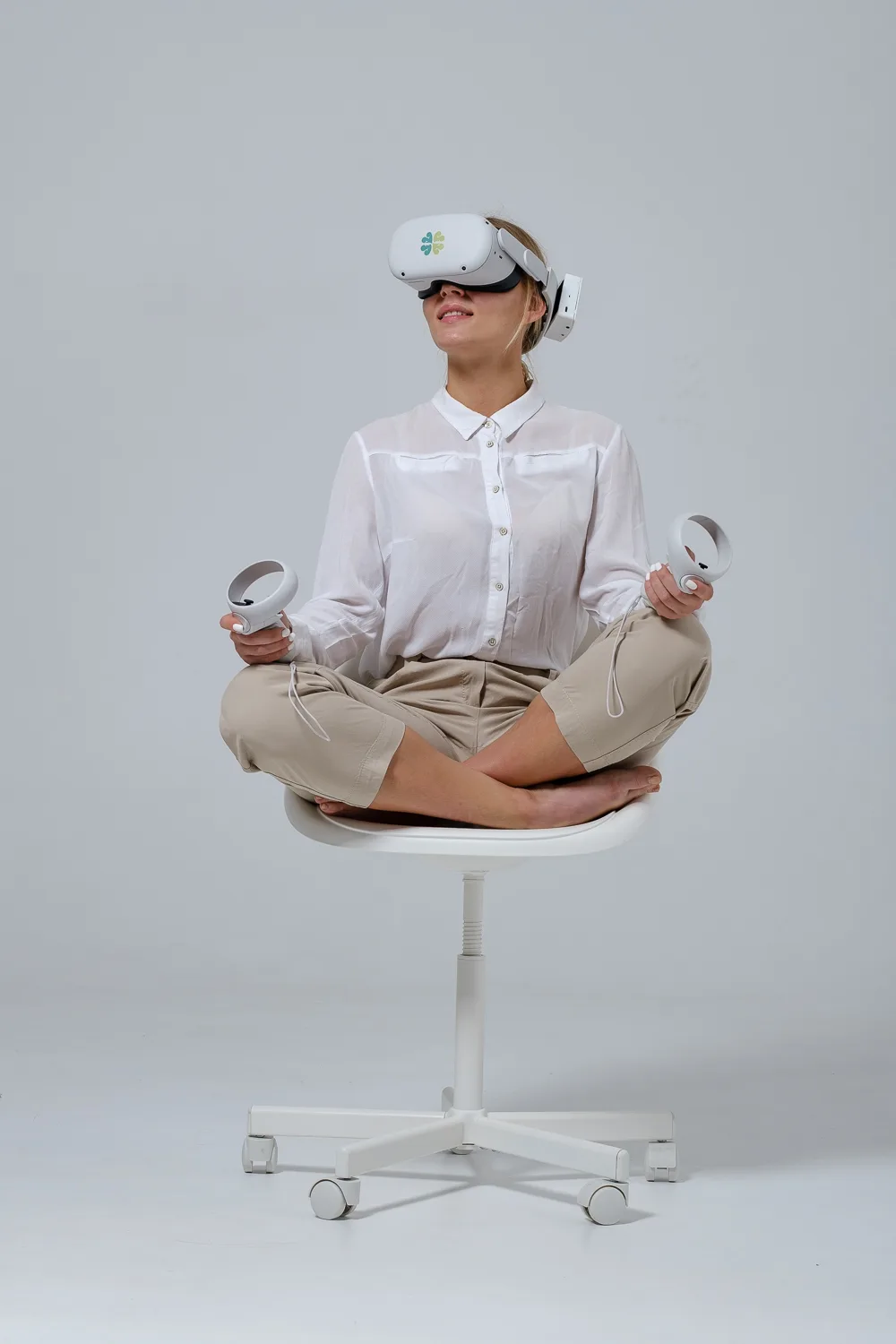 Клиентка центра CleverUp в VR-шлеме во время сессии