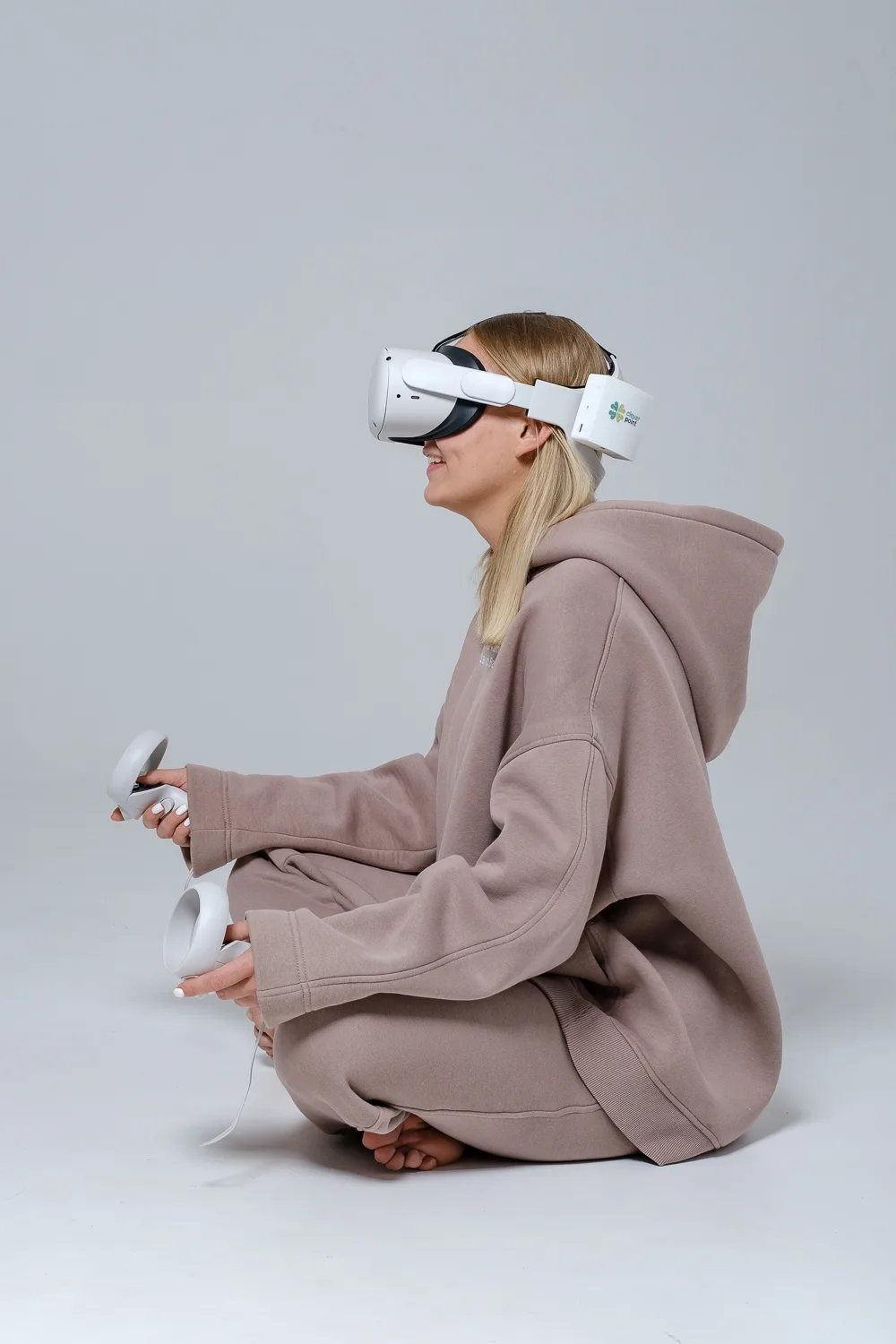 Участница клуба CleverUp в VR-шлеме на практике